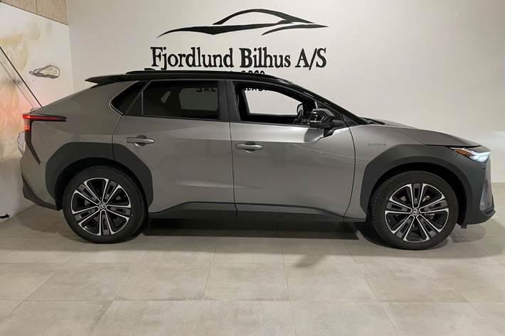 Grå Toyota BZ4X fra 2023