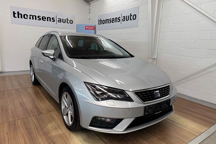 Sølv Seat Leon fra 2017 set udefra