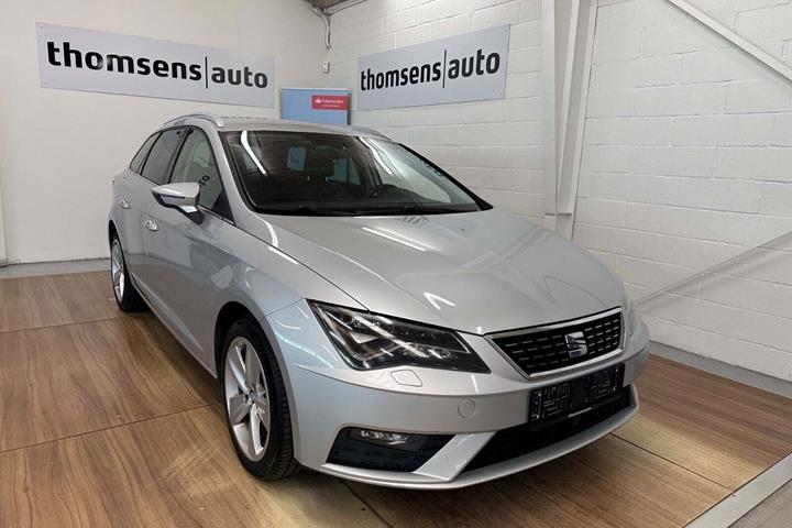 Sølv Seat Leon fra 2017 set udefra