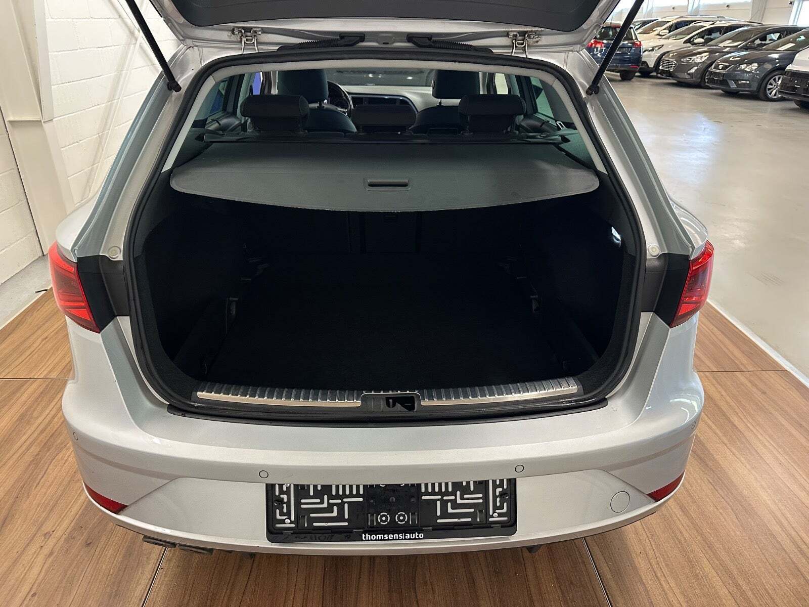 Sølv Seat Leon fra 2017 set udefra