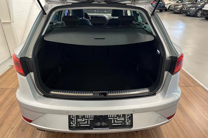 Sølv Seat Leon fra 2017 set udefra