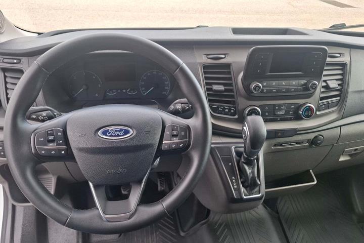 Hvid Ford Transit 350 L2 Van fra 2023 set indefra