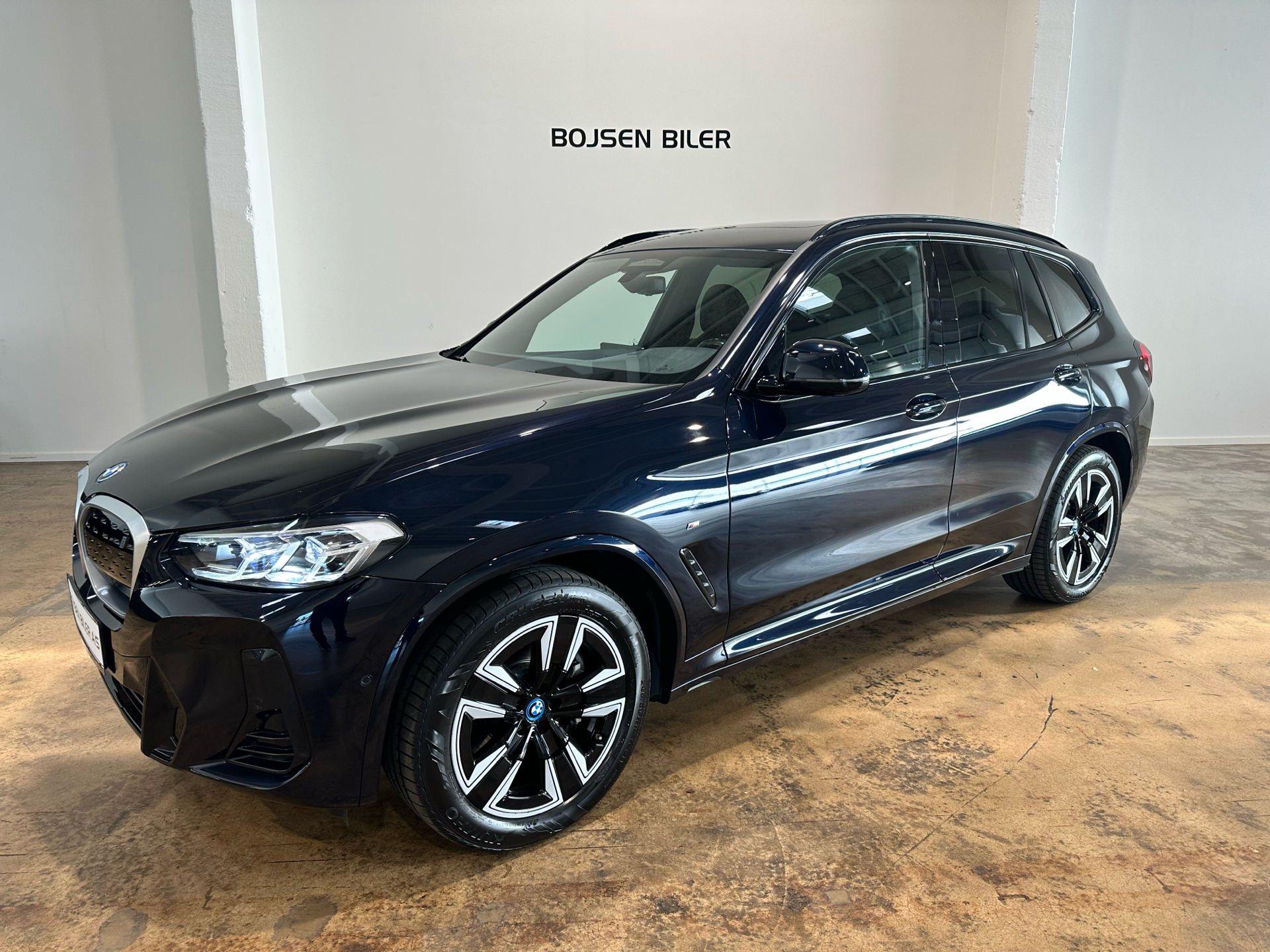 Sort BMW iX3 fra 2023 set udefra