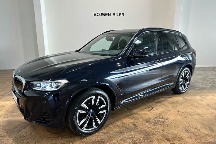 Sort BMW iX3 fra 2023 set udefra