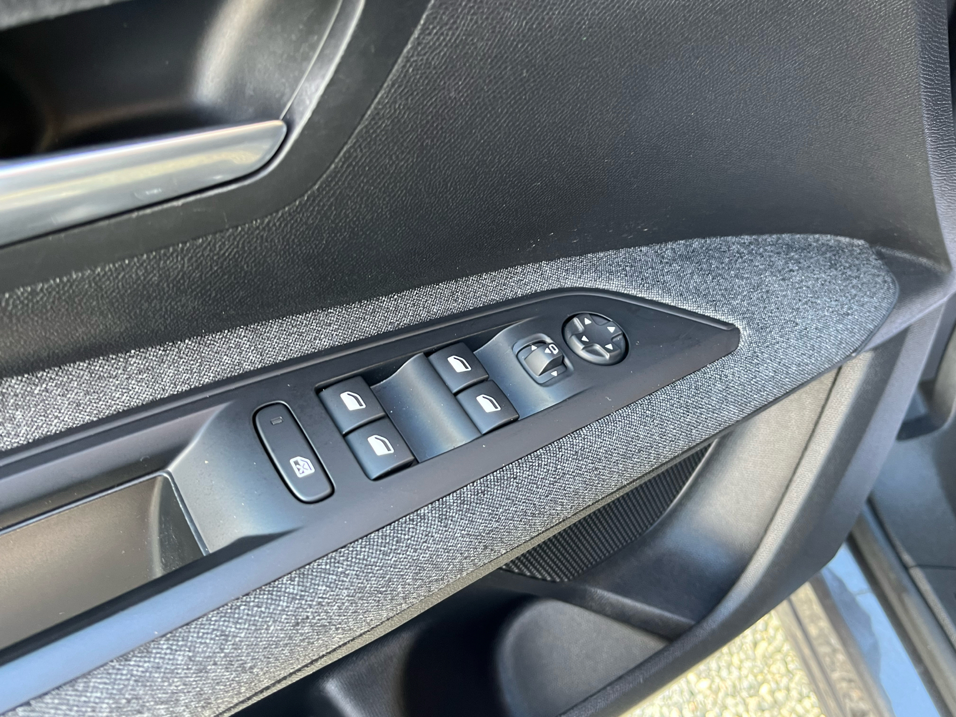 Grå Peugeot 5008 fra 2022