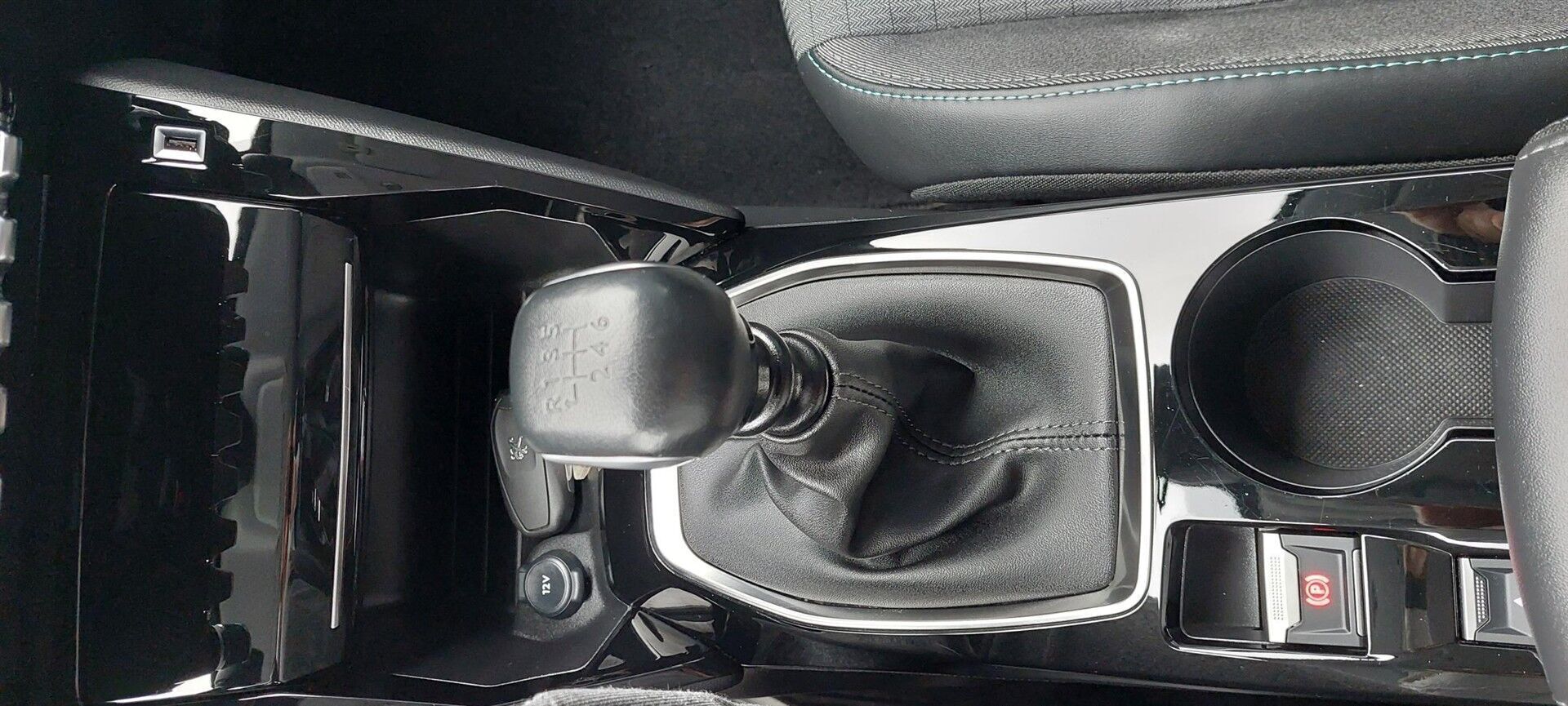 Grå Peugeot 208 fra 2023