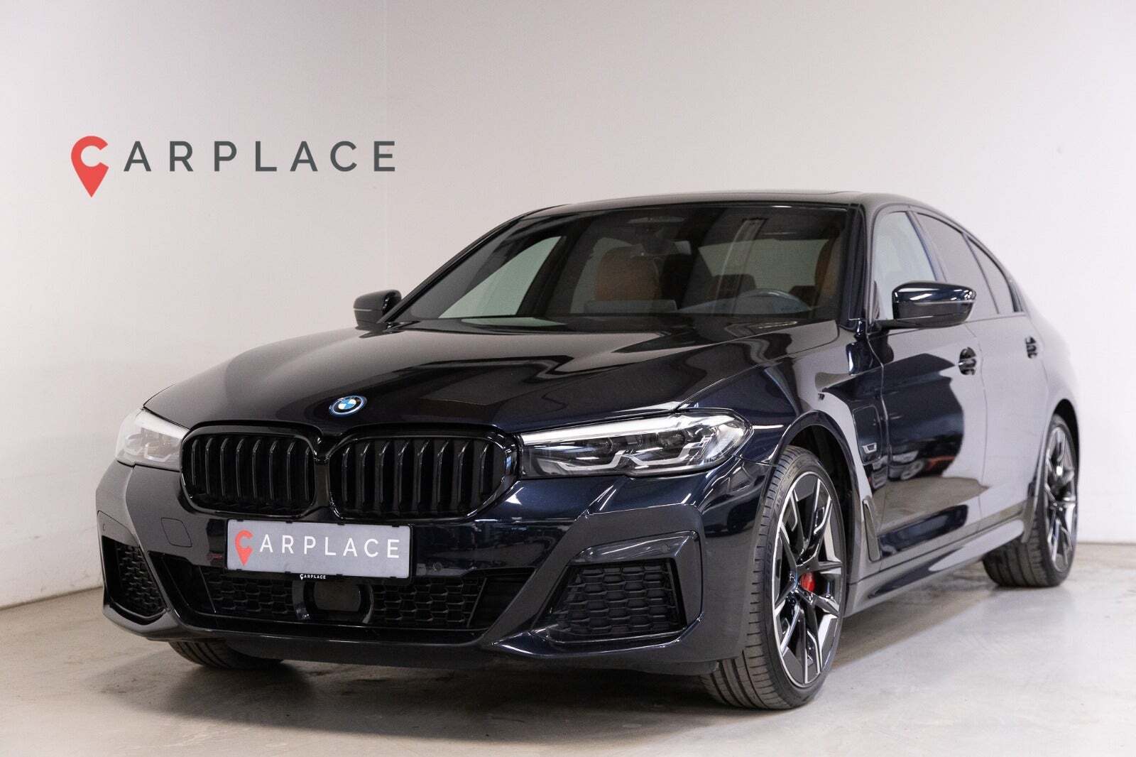 Sort BMW 545e fra 2021 set udefra