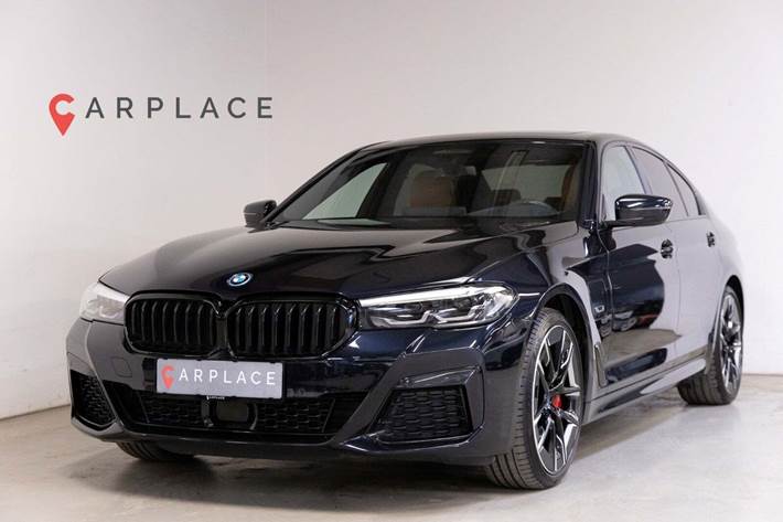 Sort BMW 545e fra 2021 set udefra