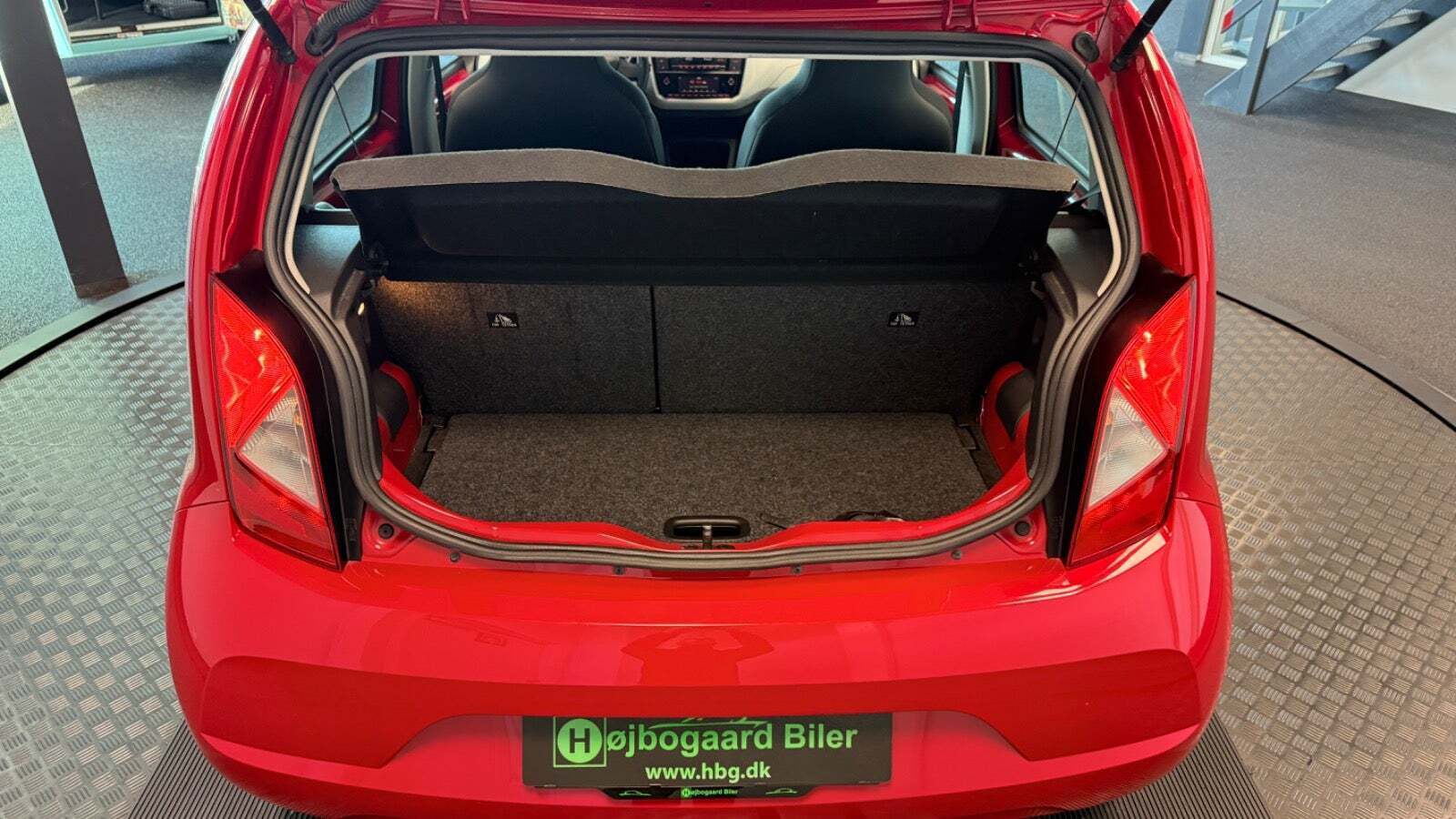 Rød Seat Mii fra 2021 set indefra