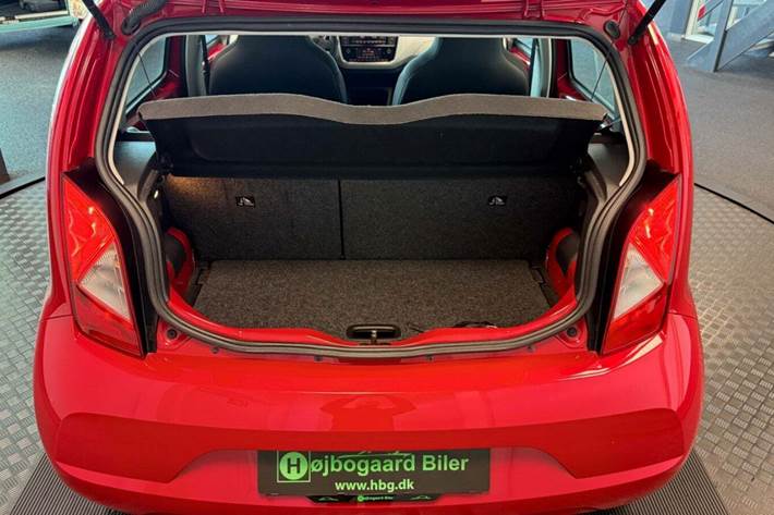 Rød Seat Mii fra 2021 set indefra