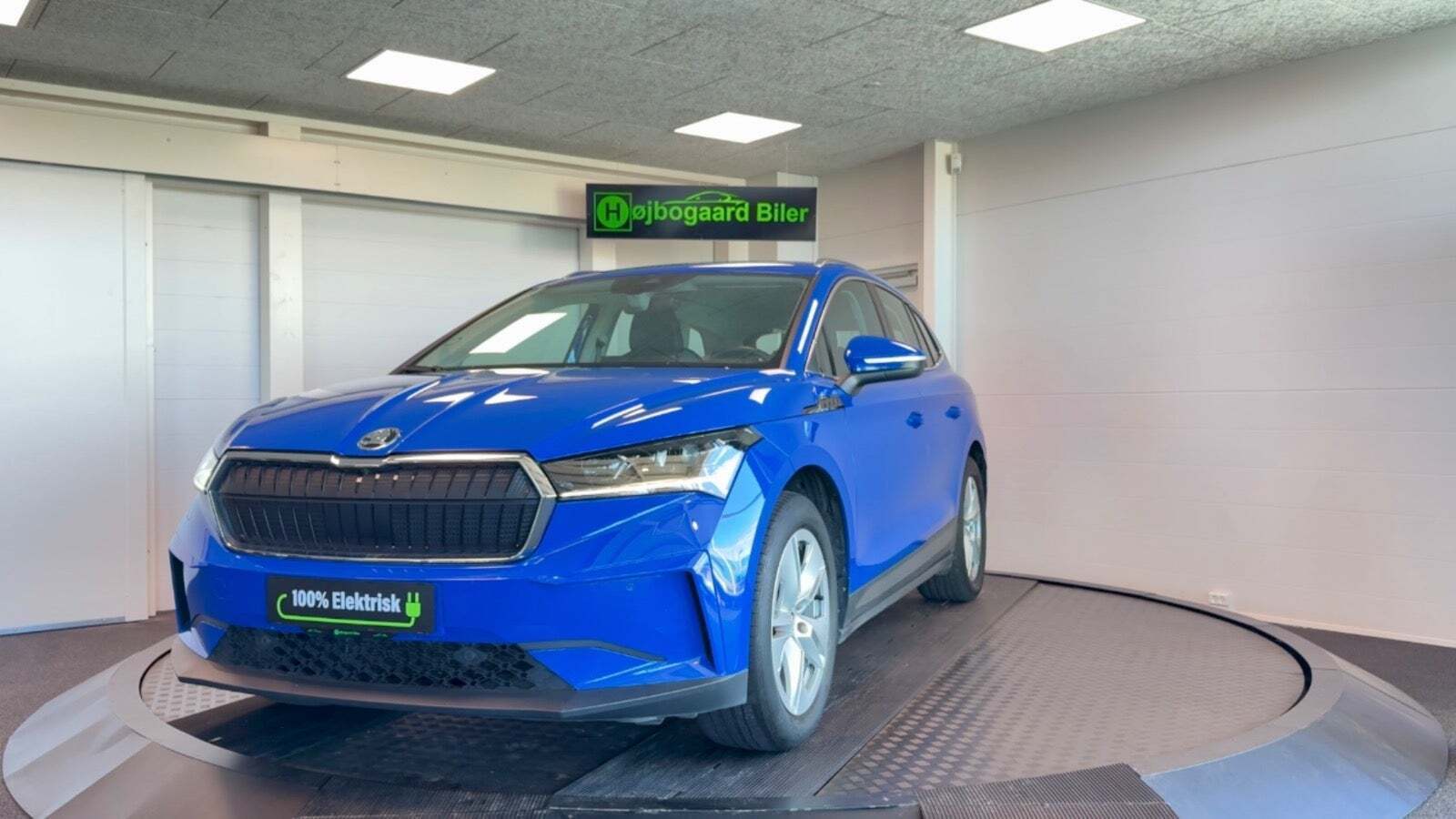 Blå Skoda Enyaq fra 2023 set udefra