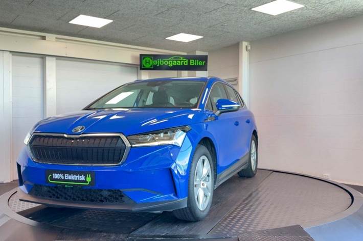 Blå Skoda Enyaq fra 2023 set udefra