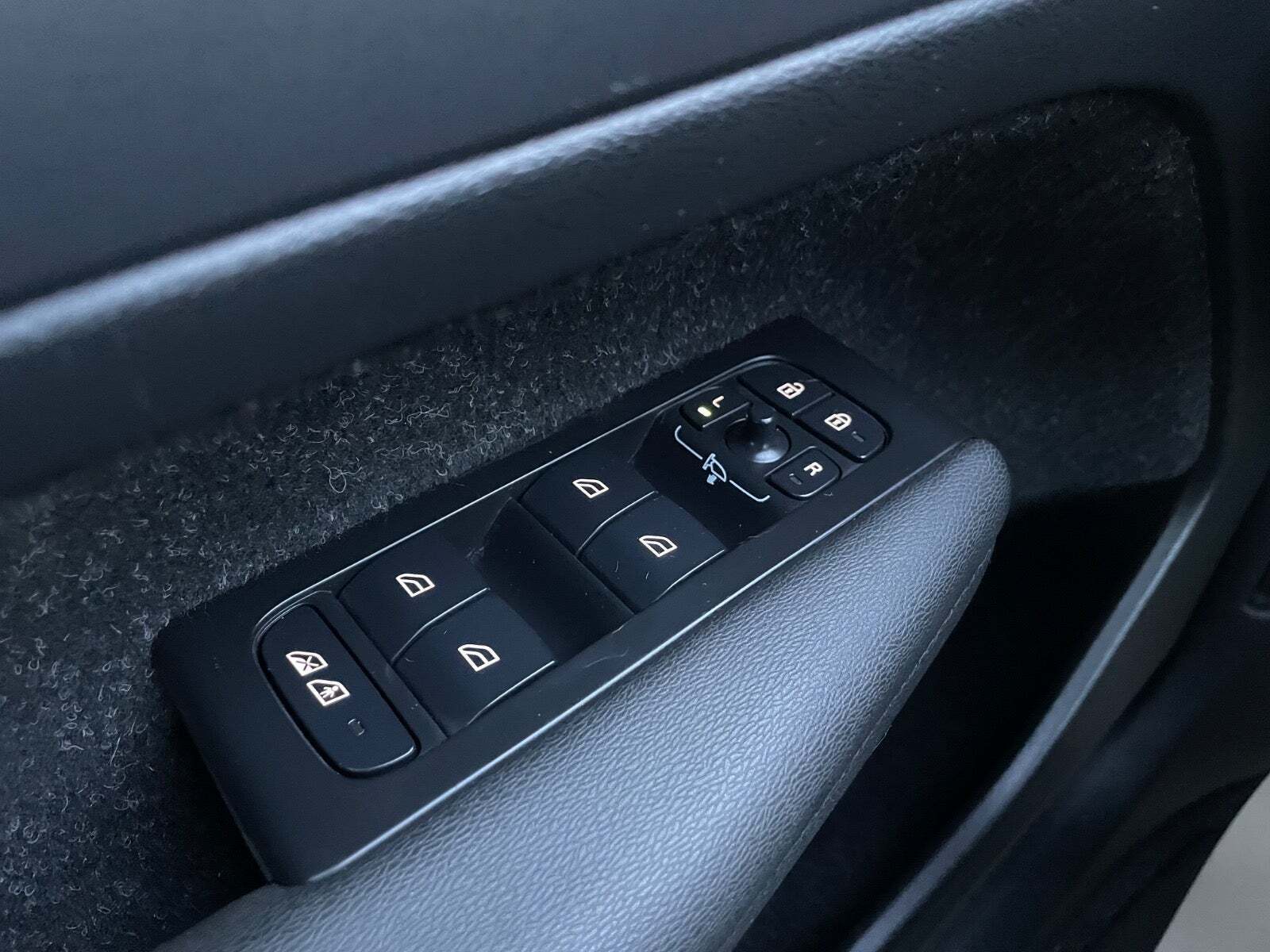 Grå Volvo XC40 fra 2021