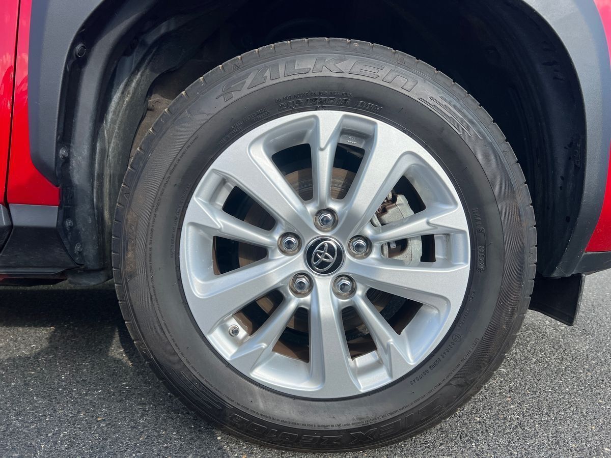 Rød Toyota Yaris Cross fra 2023