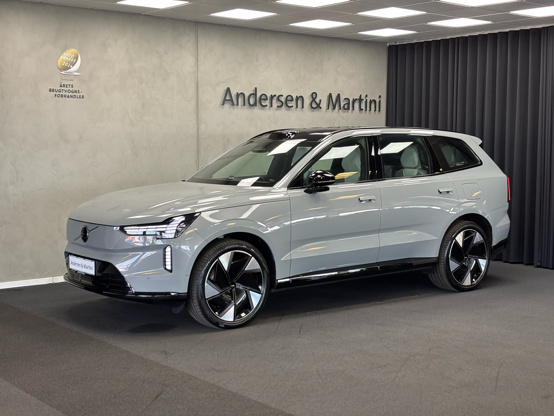 Grå Volvo EX90 fra 2025 set udefra