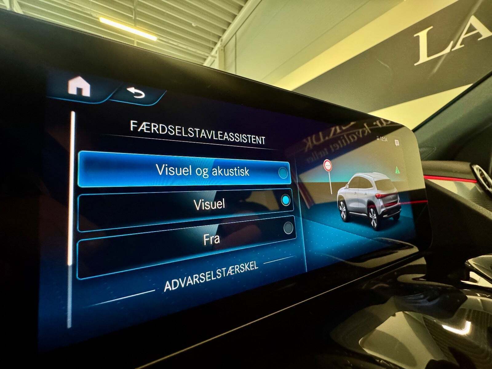 Rød Mercedes EQA250 fra 2022