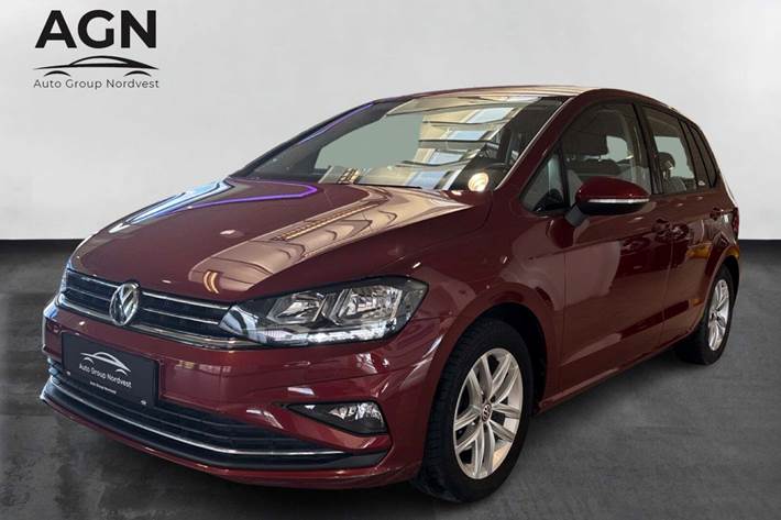 Grå VW Golf Sportsvan fra 2020 set udefra