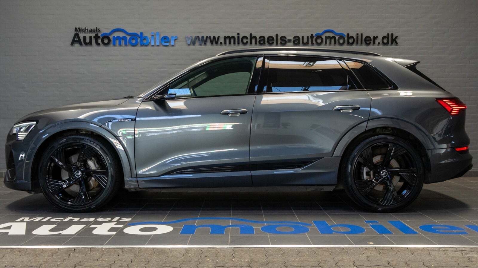 Grå Audi e-tron fra 2021