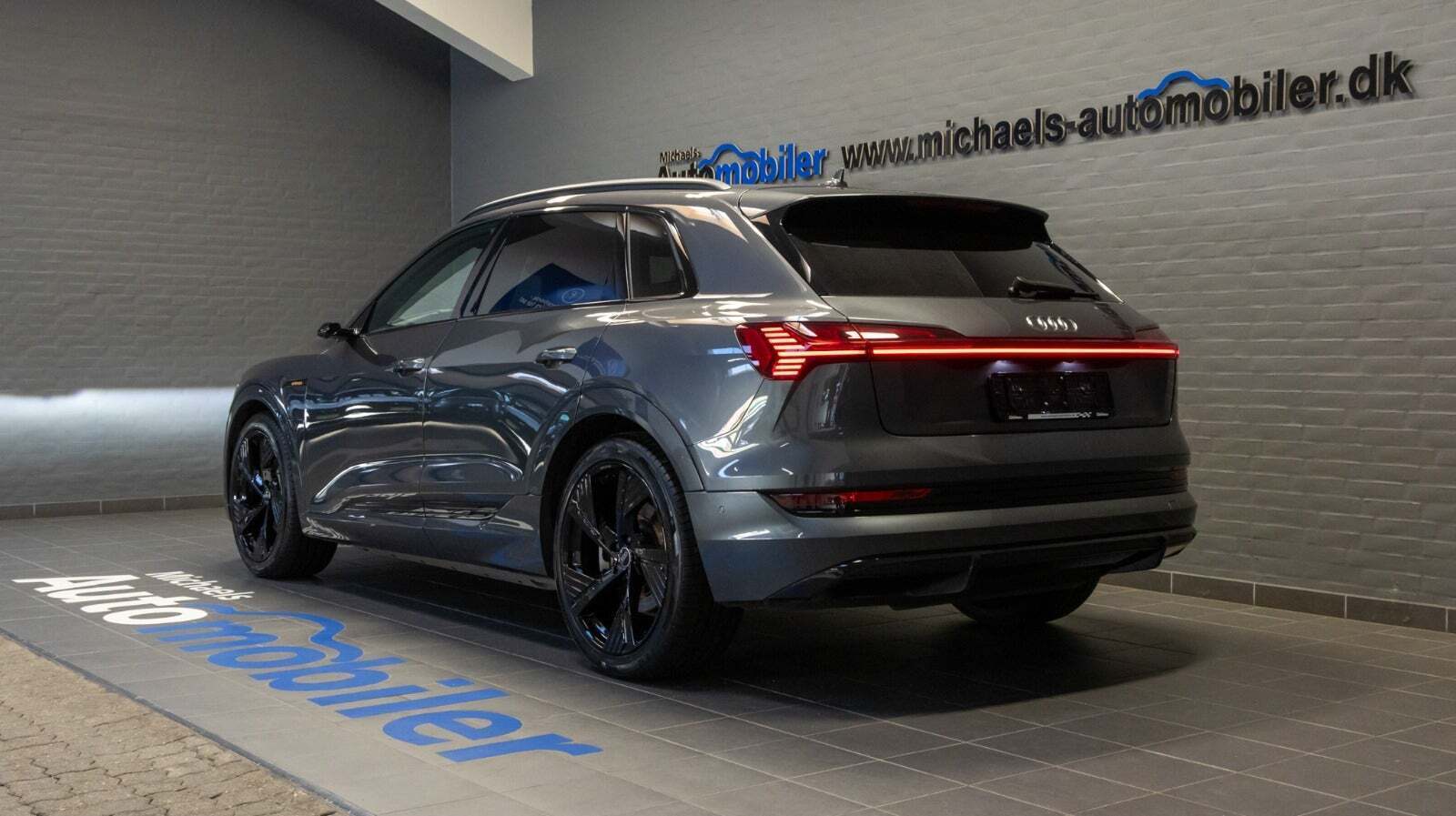 Grå Audi e-tron fra 2021