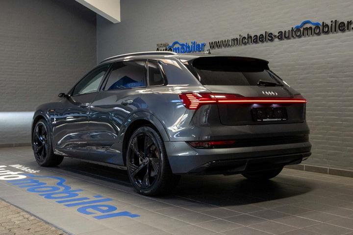 Grå Audi e-tron fra 2021