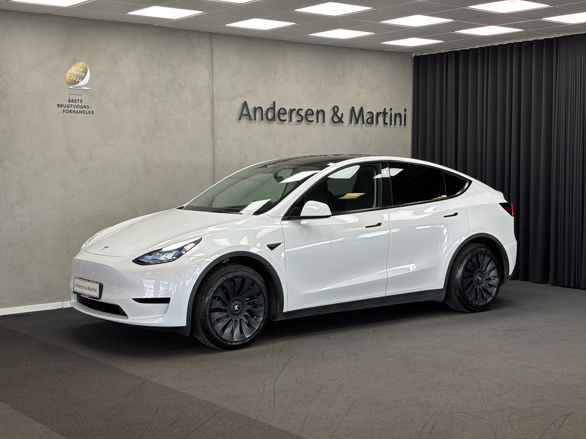 Hvid Tesla Model Y fra 2023 set udefra