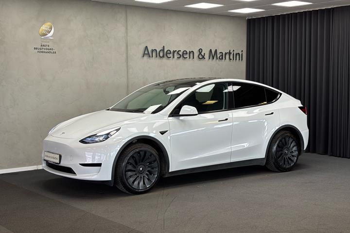 Hvid Tesla Model Y fra 2023 set udefra