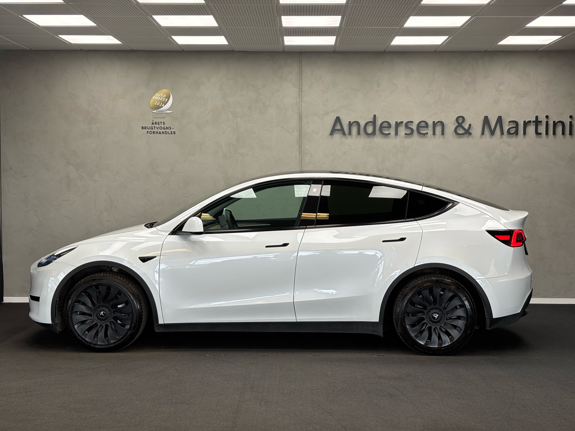 Hvid Tesla Model Y fra 2023