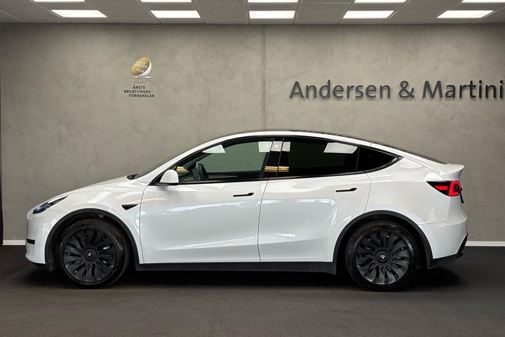 Hvid Tesla Model Y fra 2023