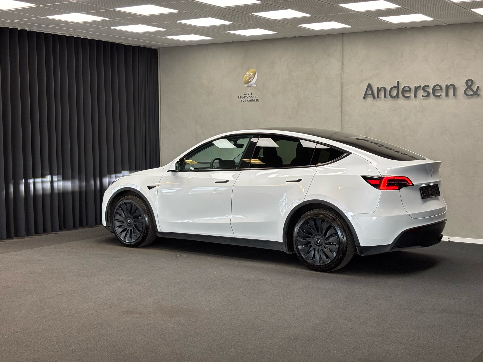 Hvid Tesla Model Y fra 2023