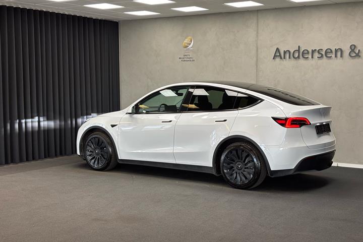 Hvid Tesla Model Y fra 2023