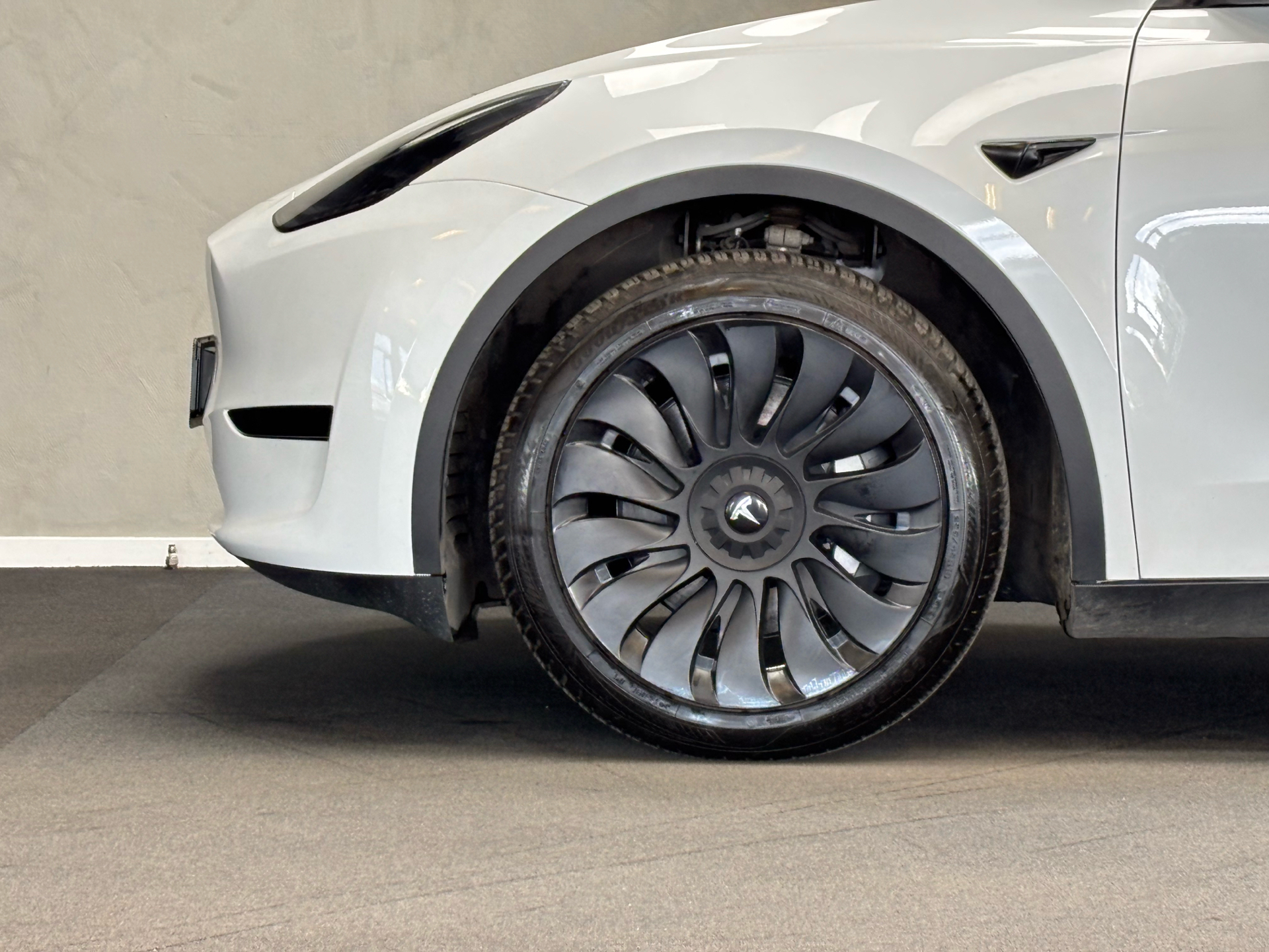 Hvid Tesla Model Y fra 2023