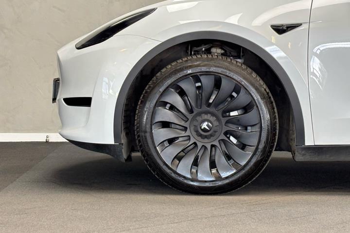 Hvid Tesla Model Y fra 2023
