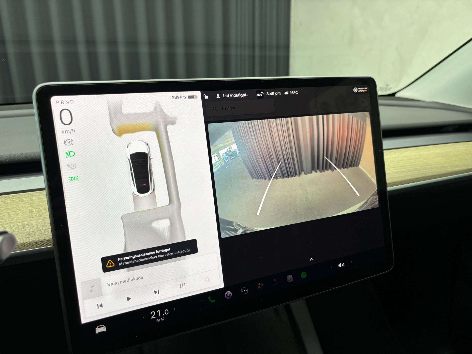 Hvid Tesla Model Y fra 2023