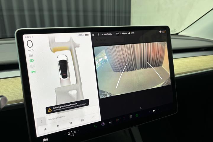Hvid Tesla Model Y fra 2023
