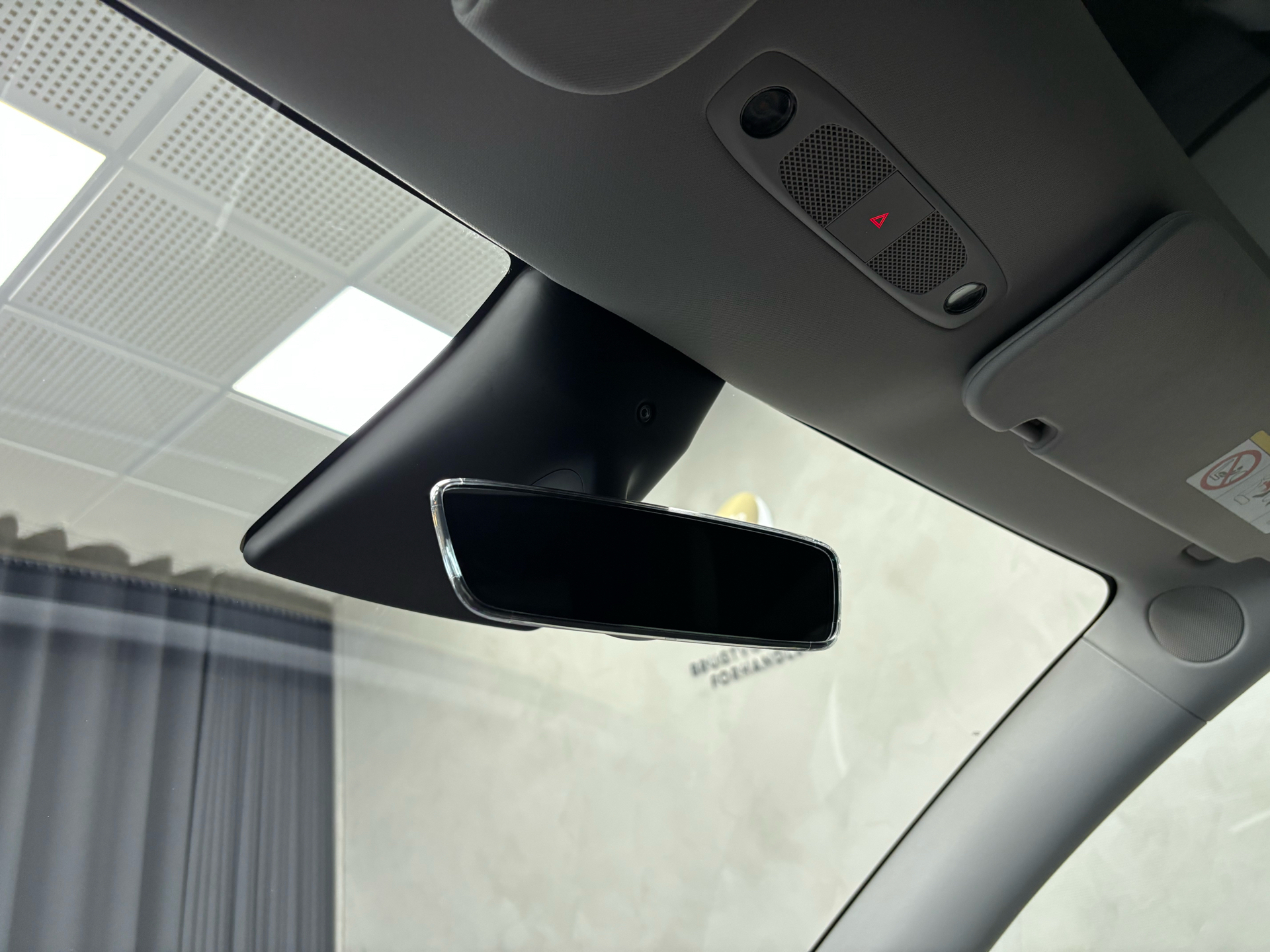 Hvid Tesla Model Y fra 2023