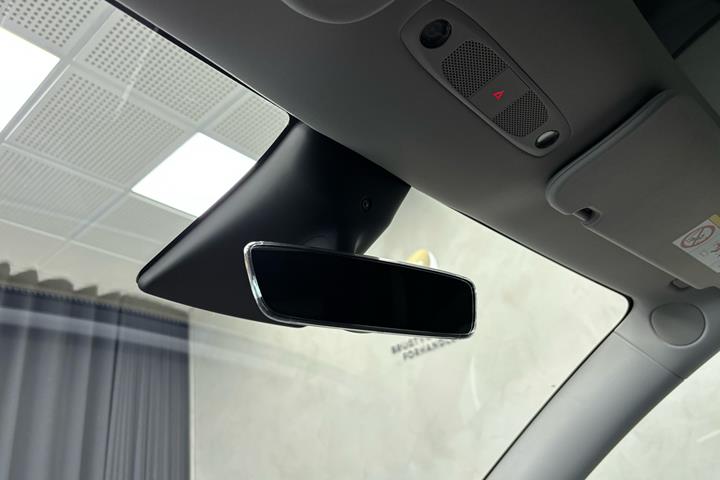 Hvid Tesla Model Y fra 2023