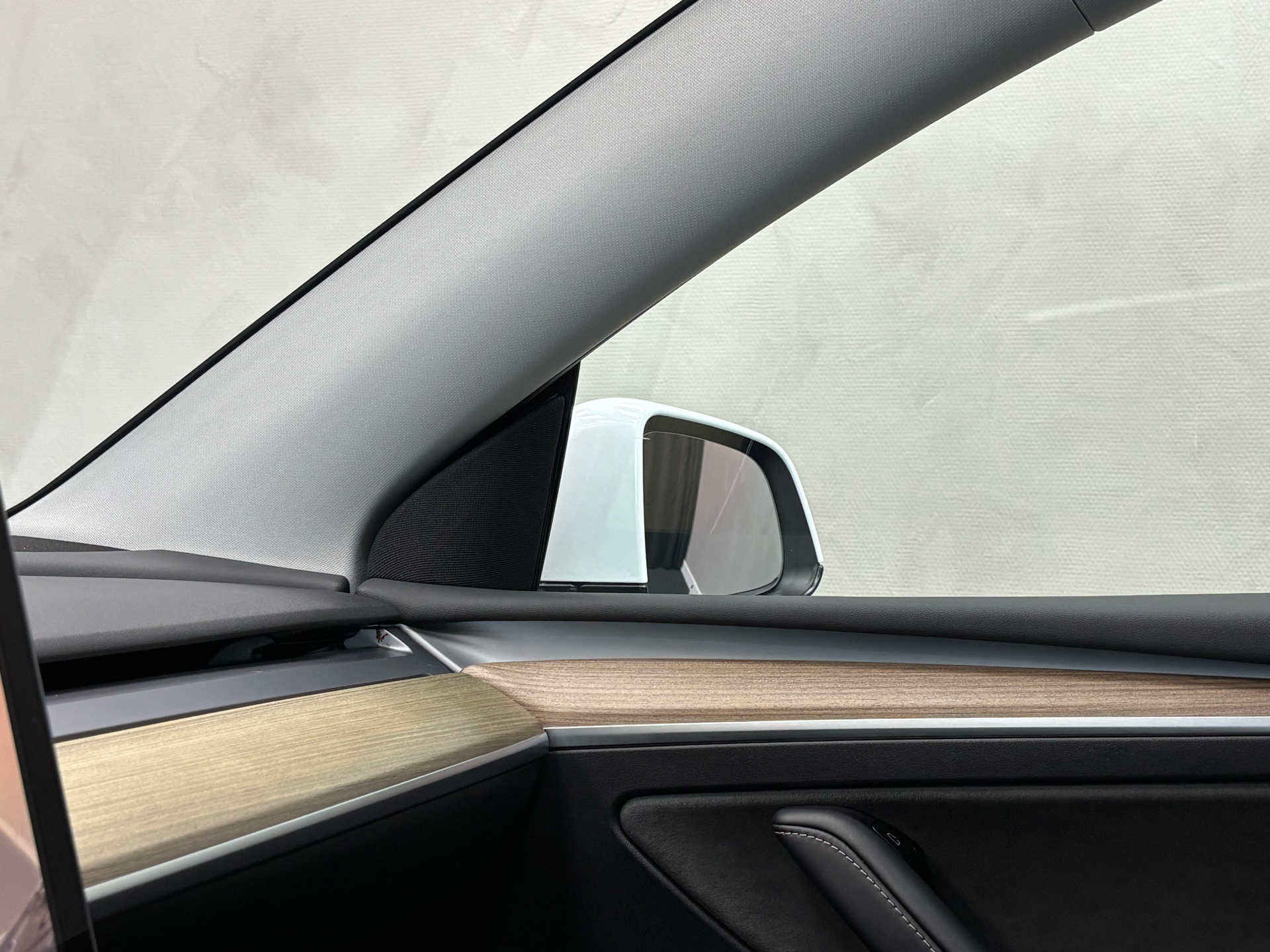 Hvid Tesla Model Y fra 2023