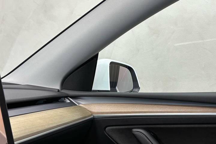 Hvid Tesla Model Y fra 2023