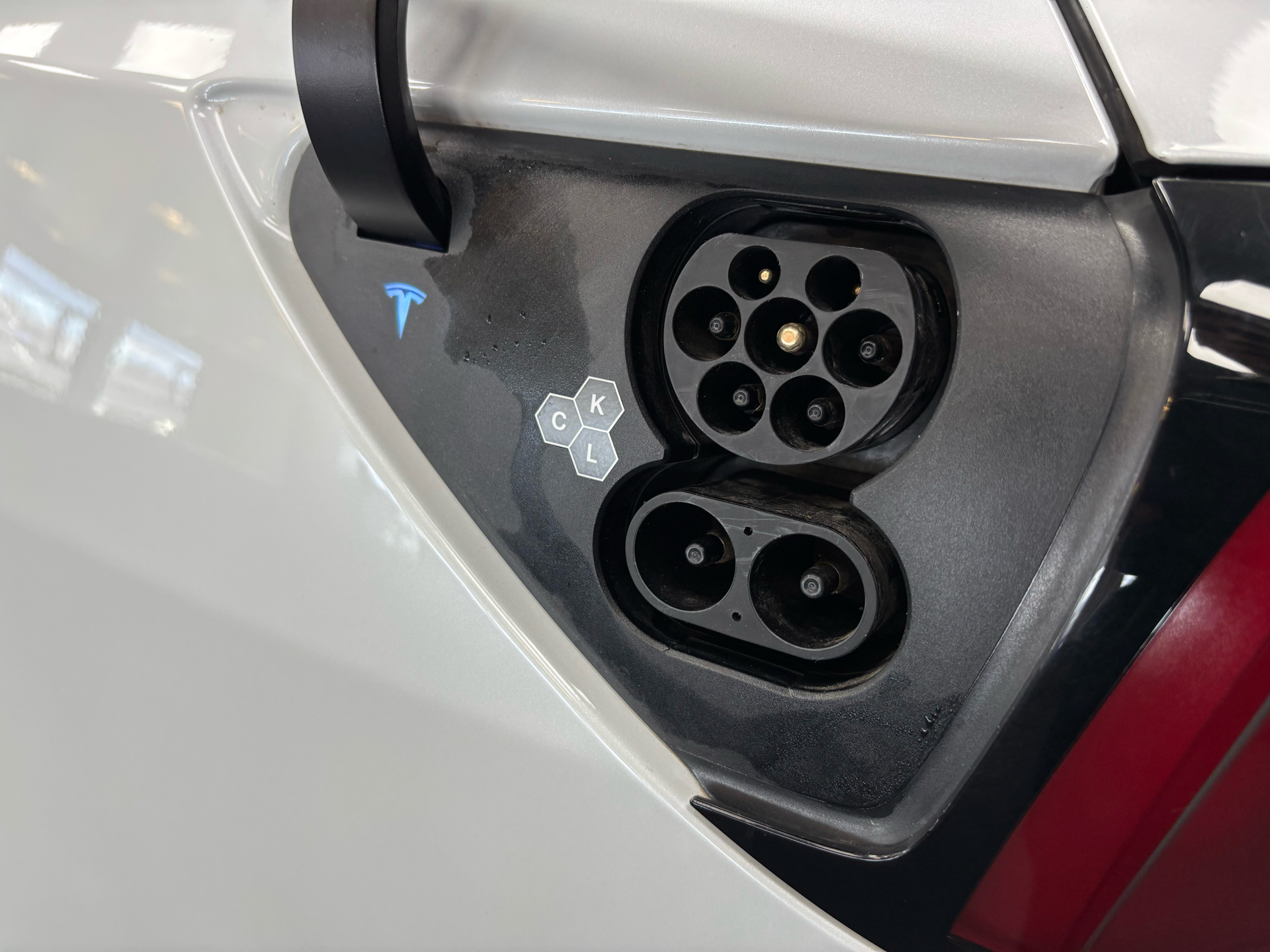 Hvid Tesla Model Y fra 2023