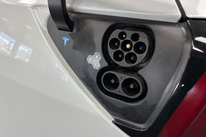 Hvid Tesla Model Y fra 2023