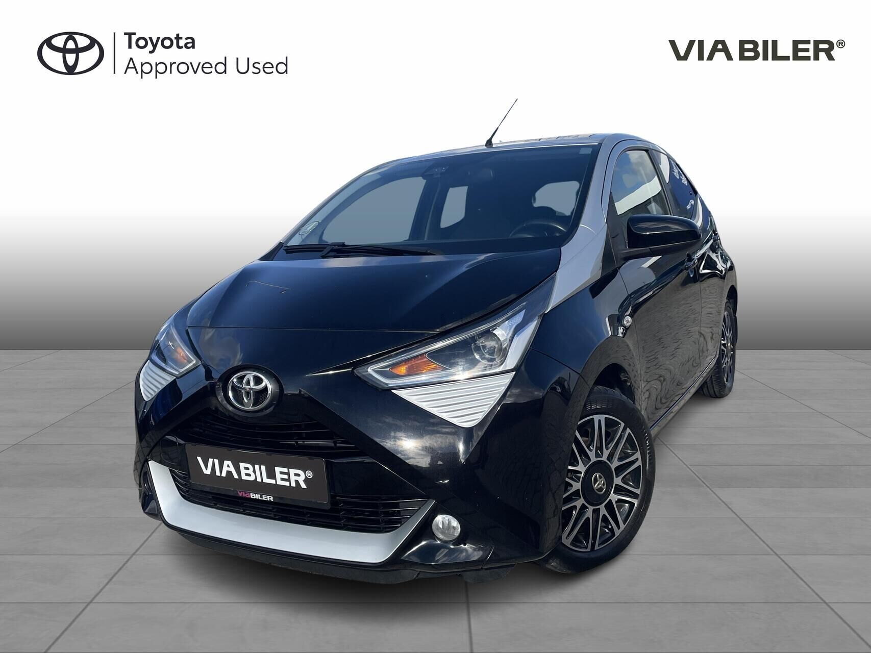 Sort Toyota Aygo fra 2019 set udefra