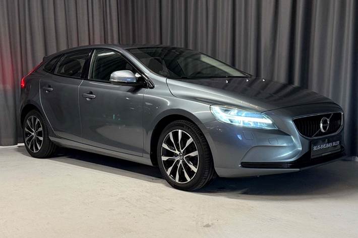 Grå Volvo V40 fra 2019 set udefra