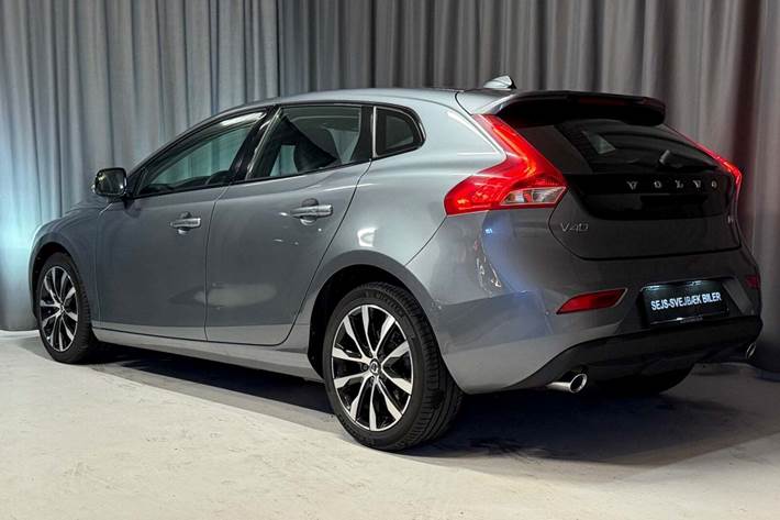 Grå Volvo V40 fra 2019