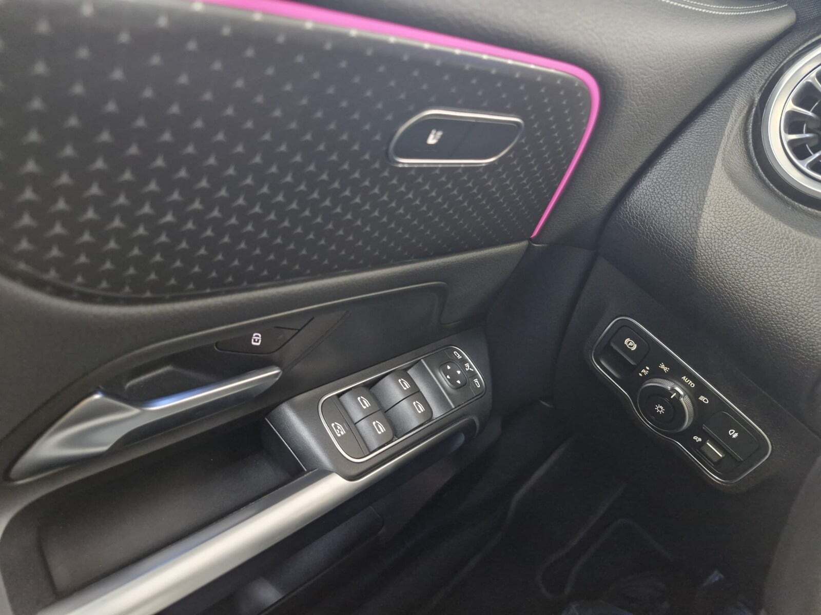 Grå Mercedes EQB250+ fra 2024