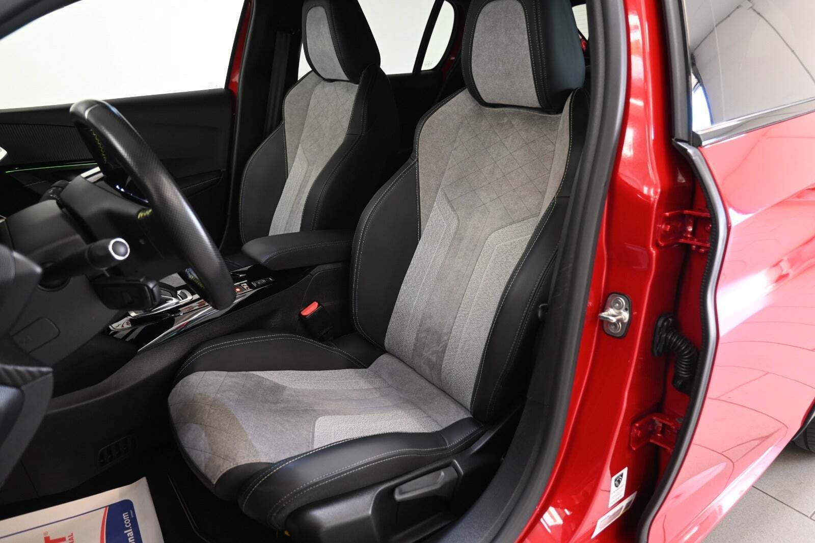 Rød Peugeot e-208 fra 2021