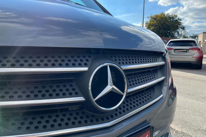 Grå Mercedes Vito 119 fra 2018