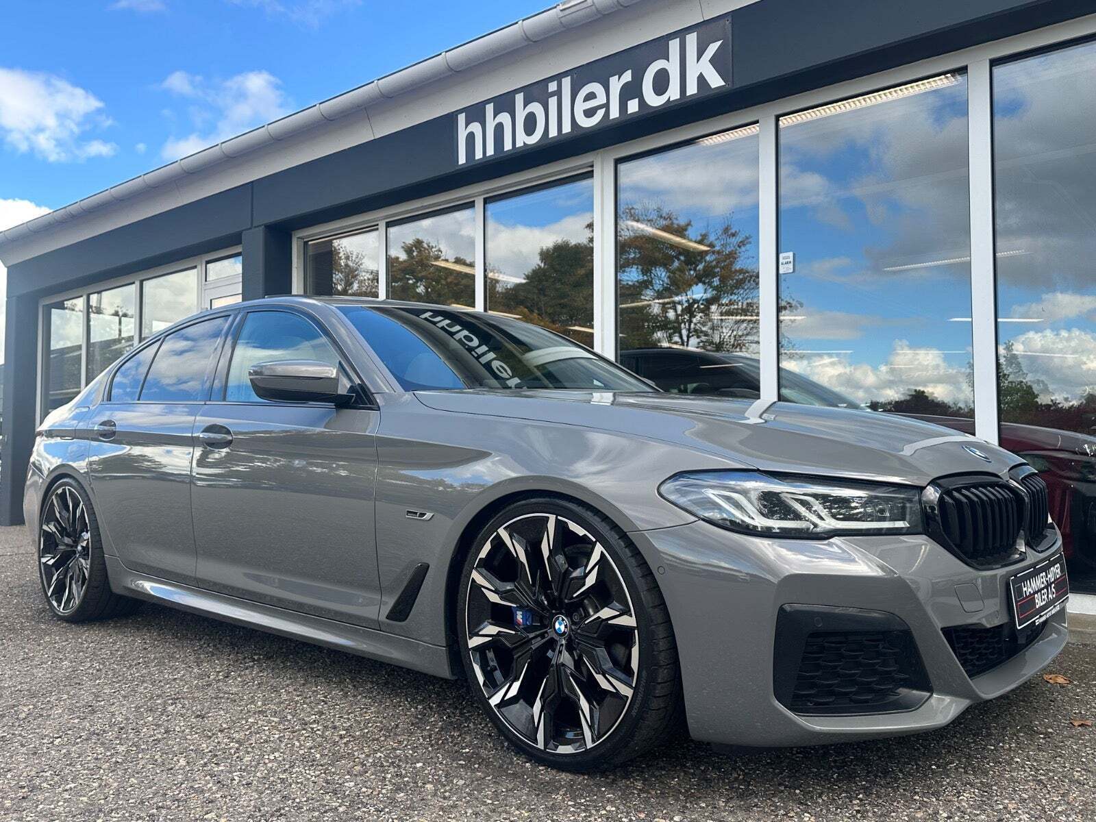 Beige BMW 530e fra 2022