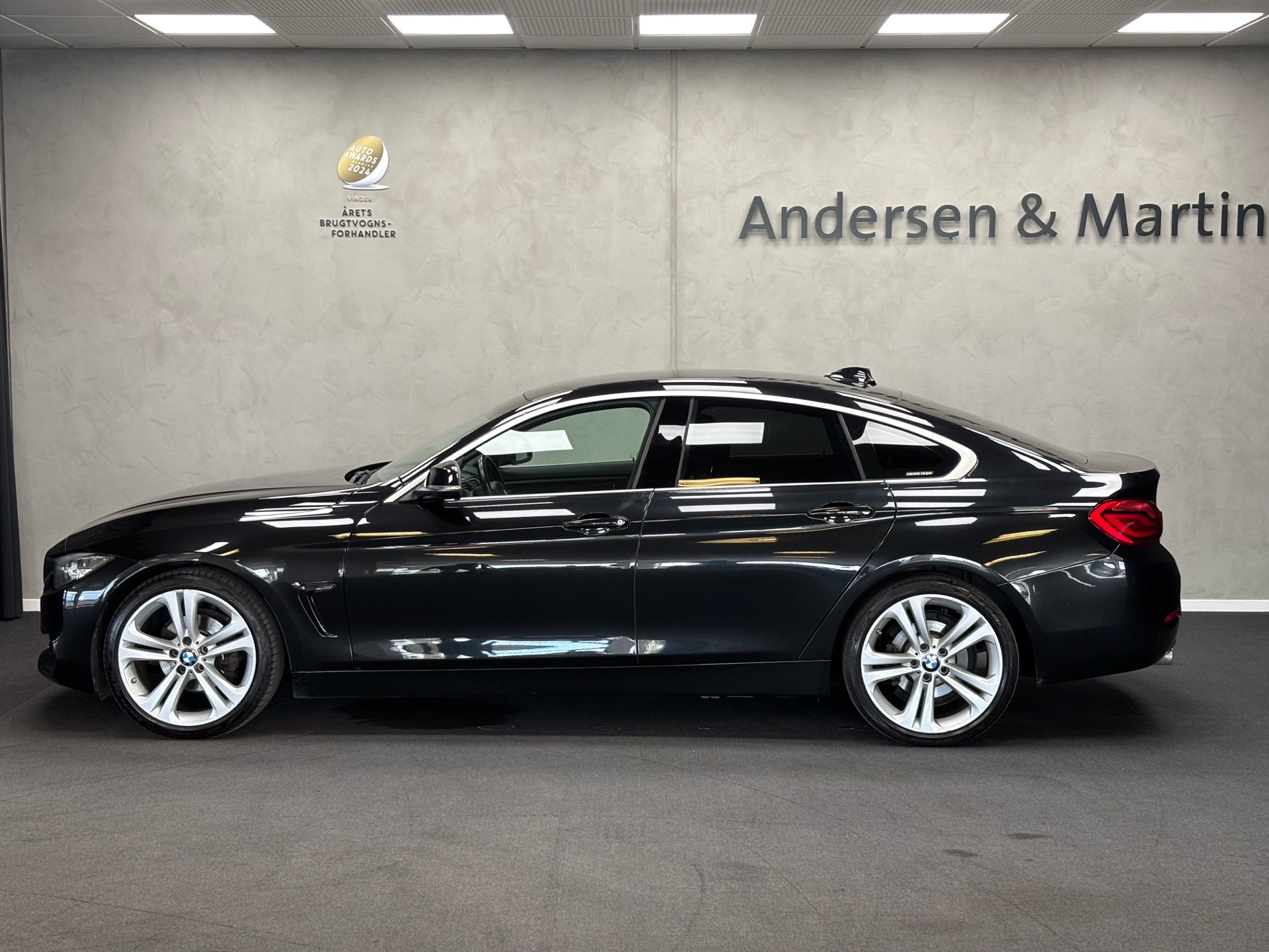 Sort BMW 420i fra 2018 set udefra