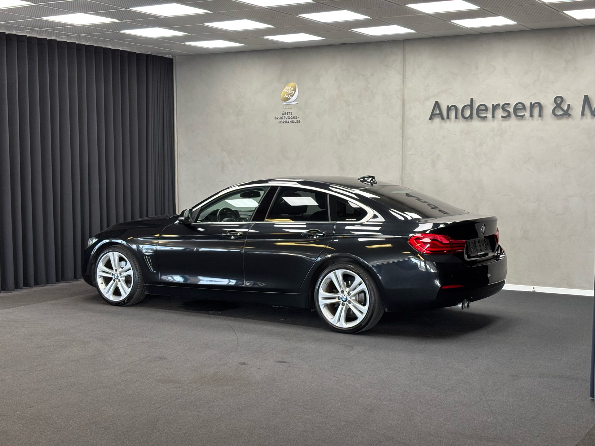 Sort BMW 420i fra 2018 set udefra