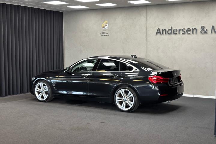 Sort BMW 420i fra 2018 set udefra